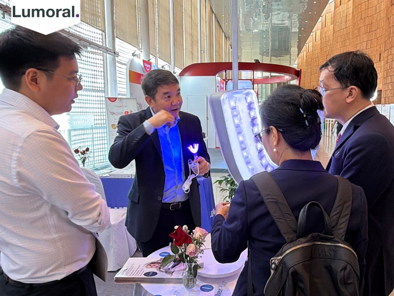 Ông Đoàn Công Thảo, chủ tịch TPVN Pharma, chia sẻ cách sử dụng Lumoral tới bác sĩ quan tâm