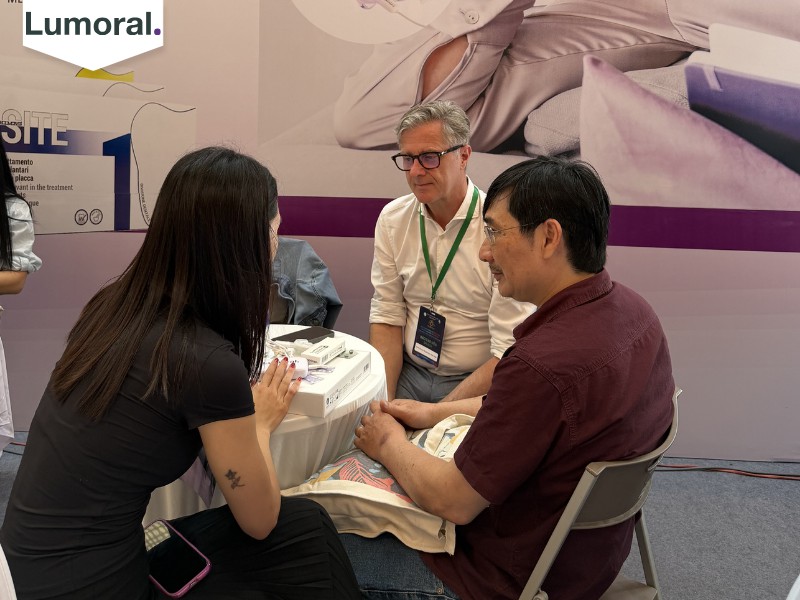 GS.TS.BS Werner Birglechner cùng nhân viên TPVN Pharma chia sẽ hướng dẫn sử dụng Lumoral tới bác sĩ