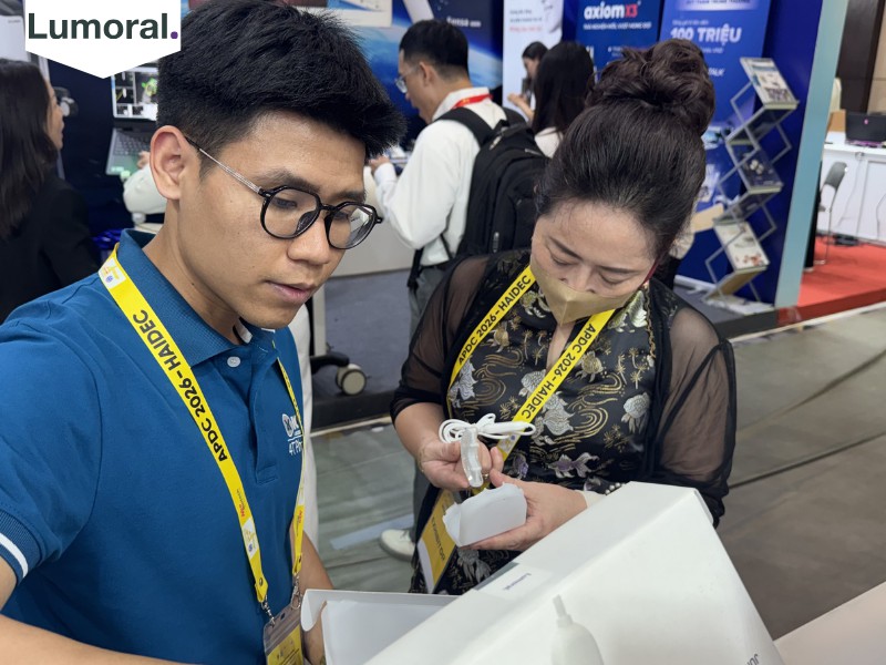 Bác sĩ tìm hiểu về thiết bị Lumoral